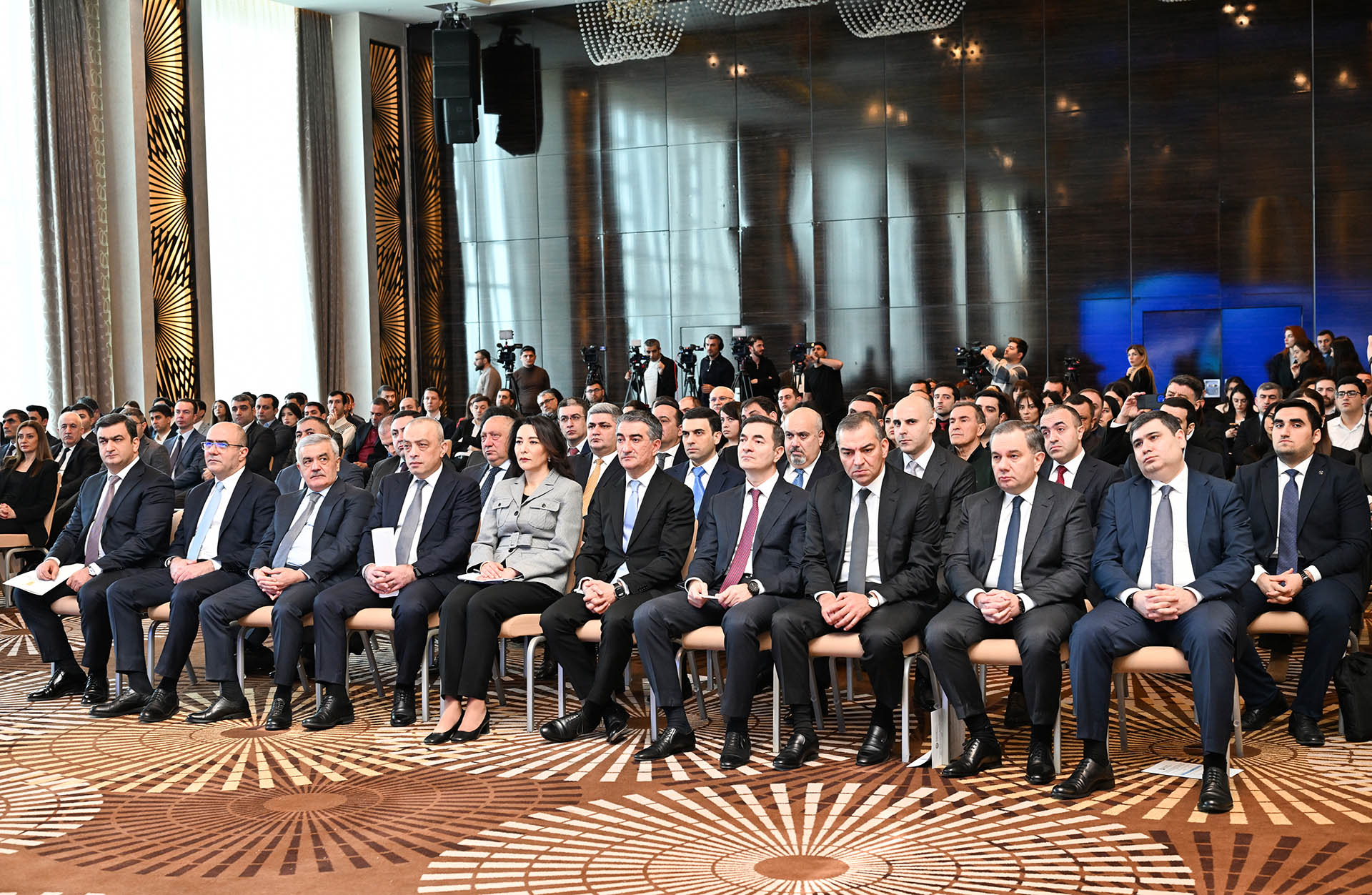 “Müasir rəqəmsal dünyada istehlakçılar: elektron ticarət, rəqəmsal xidmətlər v...