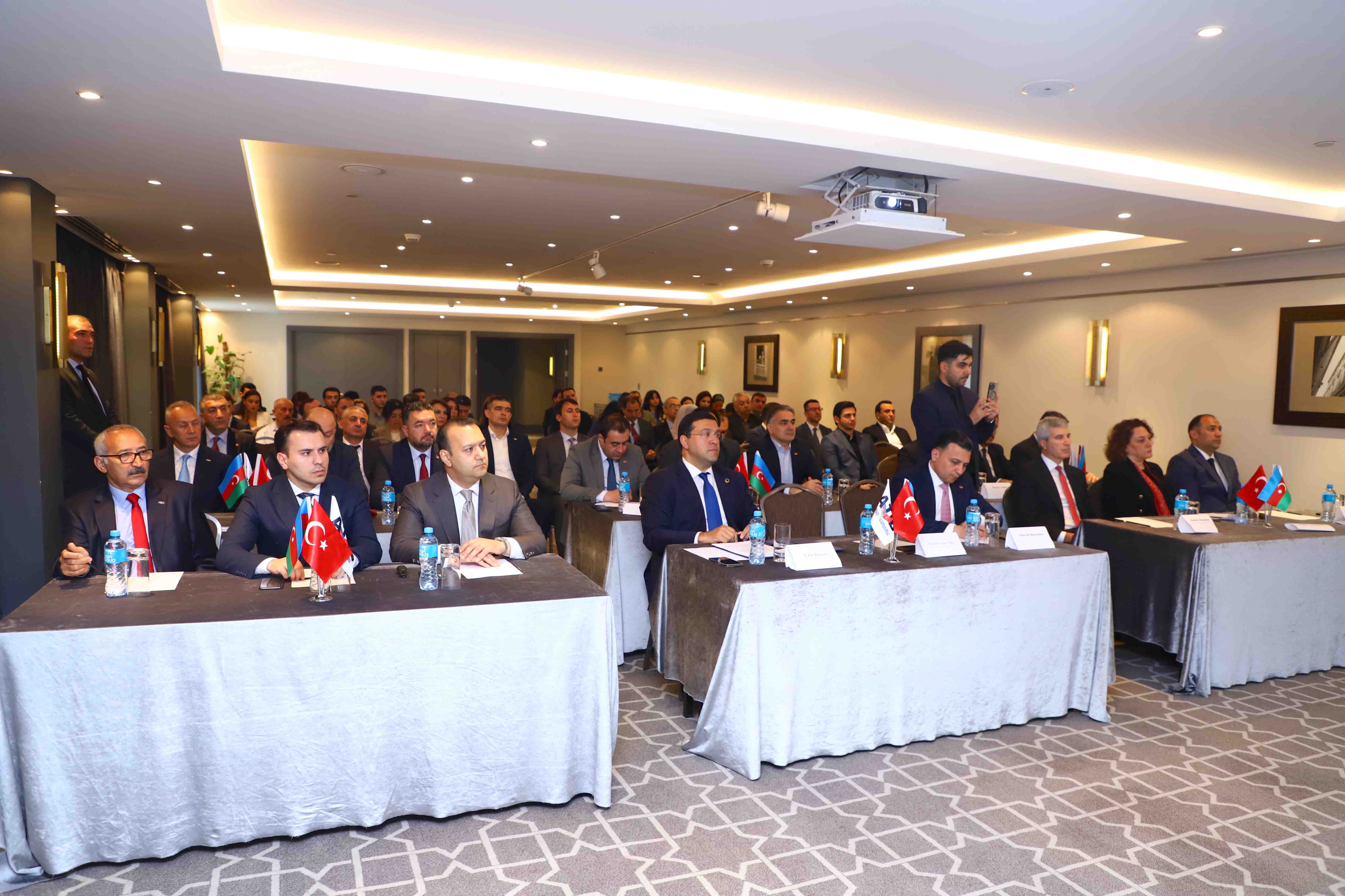İqtisadiyyat naziri “Uğur yolu” Karyera İnkişaf Proqramının qalibləri ilə görüşüb