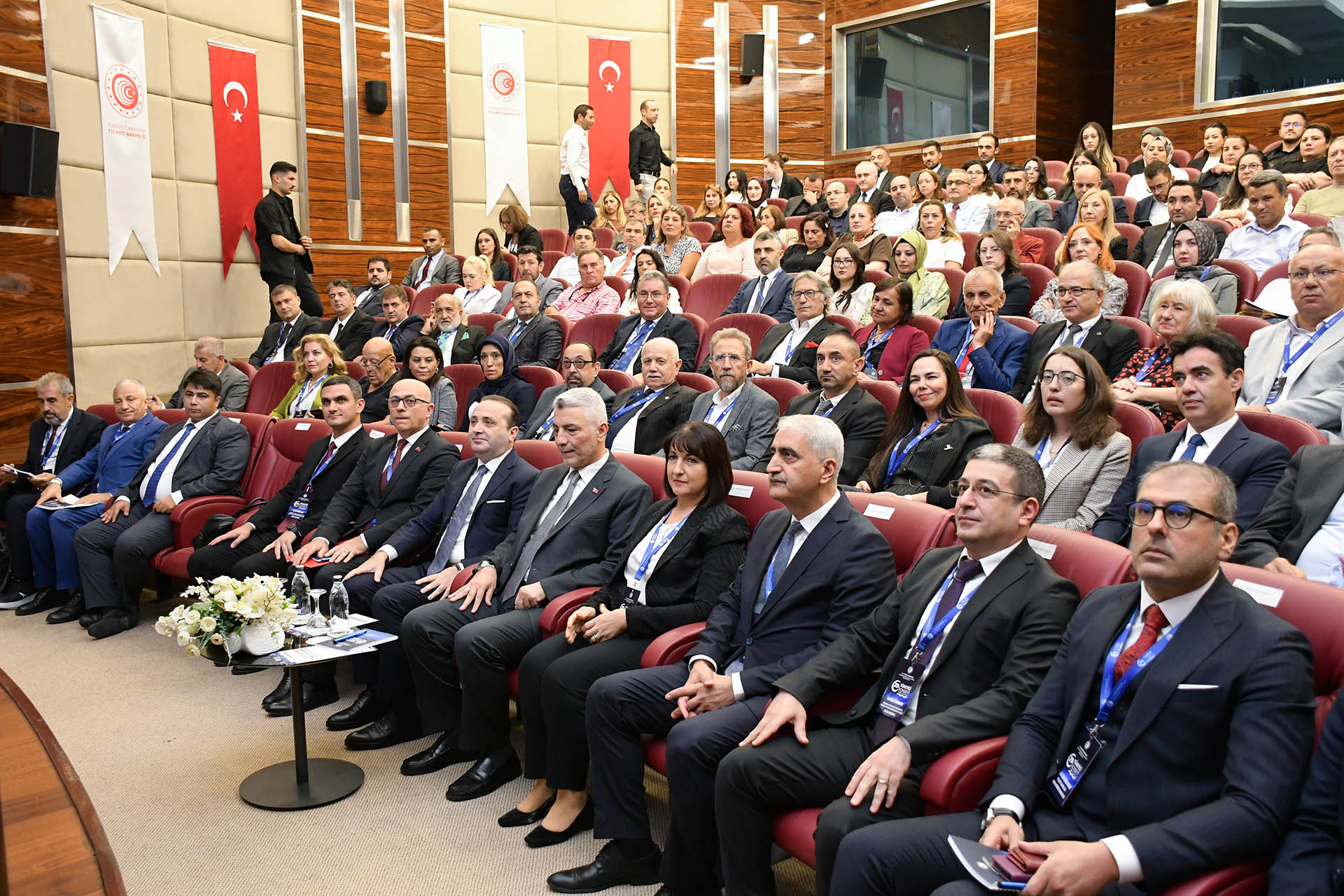 “İstehlakçı və sahibkar münasibətlərində qarşılıqlı etimad” mövzusunda konfrans keçirilib