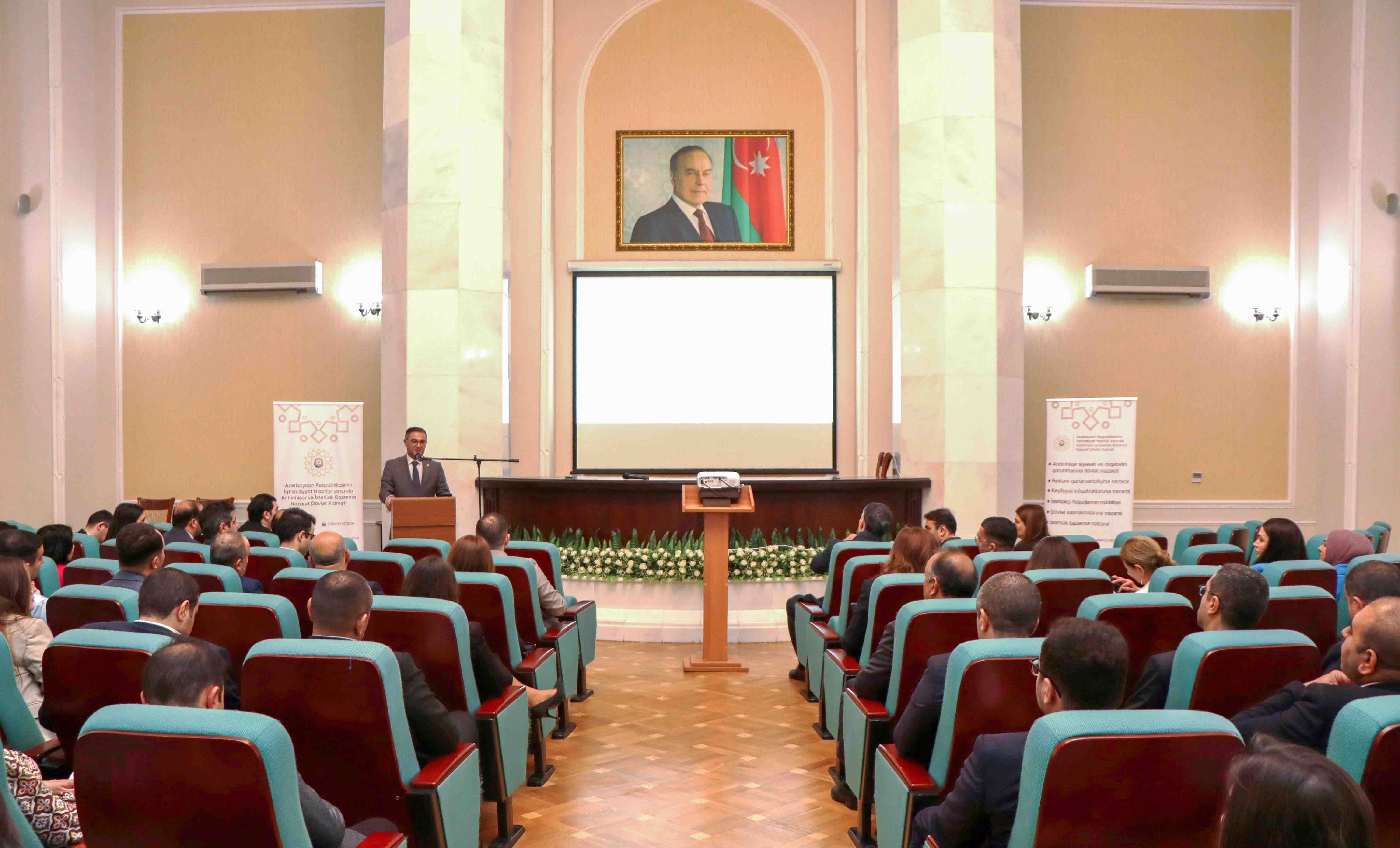 “İstehlakçı və sahibkar münasibətlərində qarşılıqlı etimad” mövzusunda konfrans keçirilib