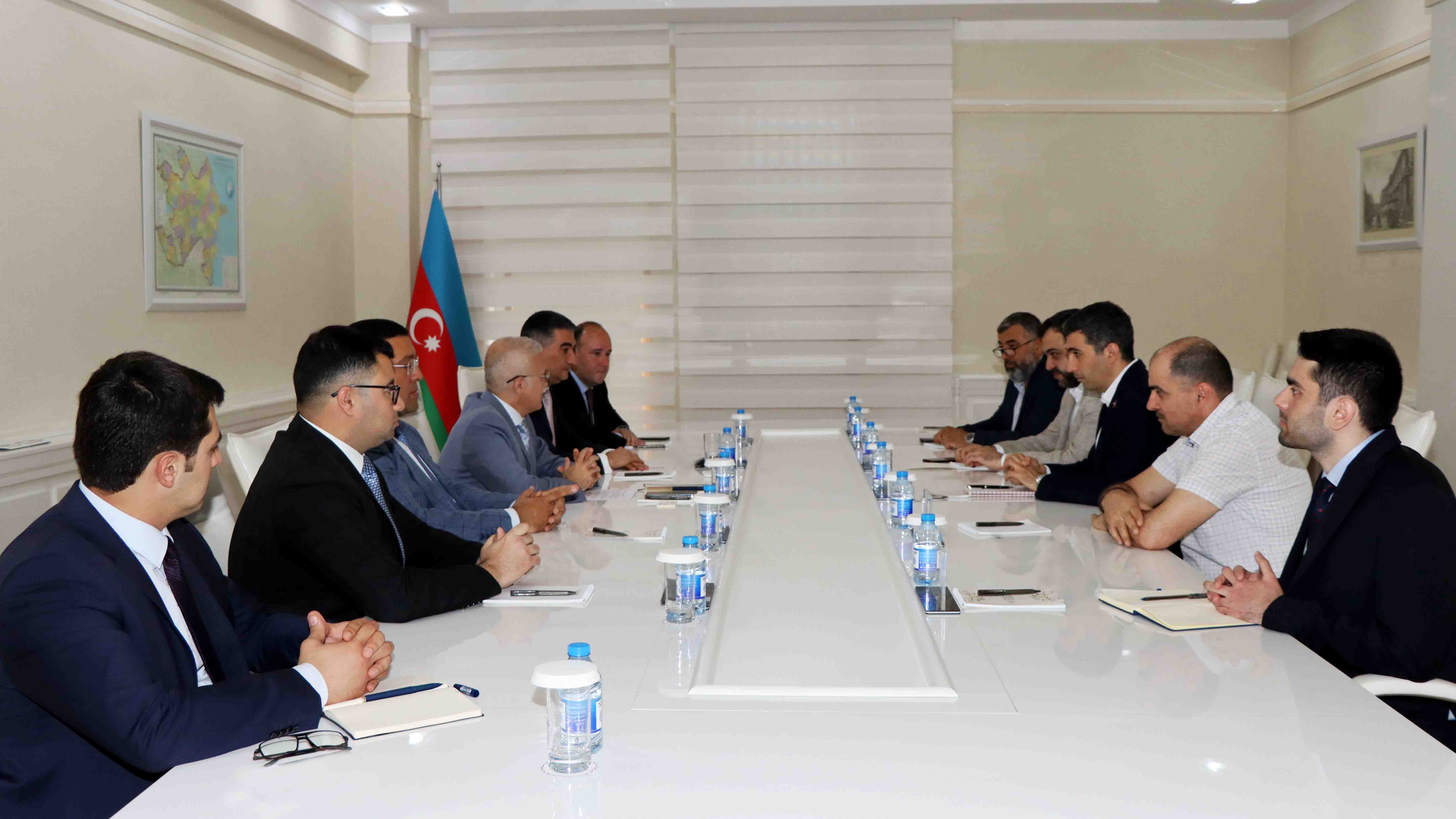 İqtisadiyyat naziri “Uğur yolu” Karyera İnkişaf Proqramının qalibləri ilə görüşüb